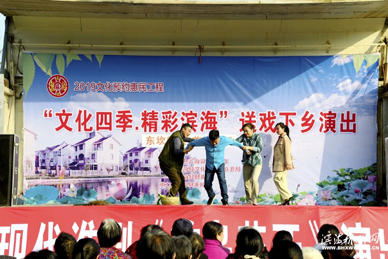 “文化四季，精彩濱?！彼蛻蛳锣l(xiāng)活動走進東坎街道花園社區(qū)