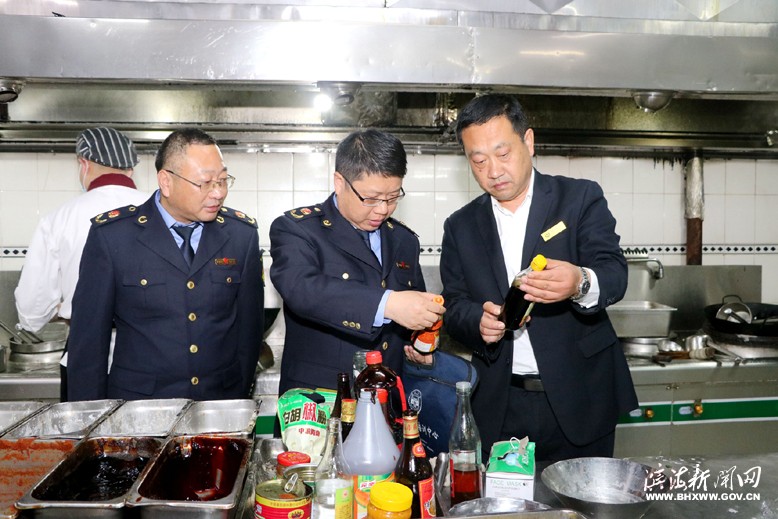 縣市場(chǎng)監(jiān)管局工作人員檢查高考、中考期間餐飲服務(wù)安全監(jiān)管工作