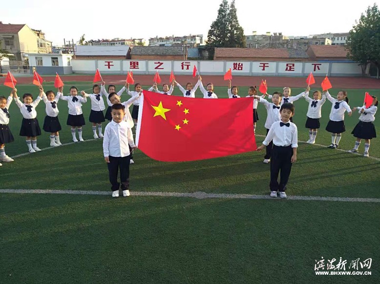 縣實(shí)驗(yàn)小學(xué)新建南路校區(qū)一年級開展“我與國旗合張影，我向祖國送祝福”主題活動