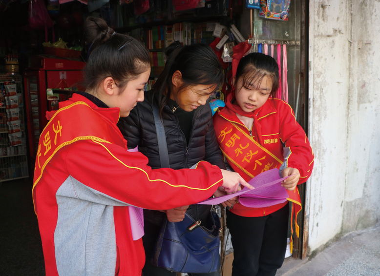 縣第二實(shí)驗(yàn)小學(xué)坎園路校區(qū)開展“小手拉大手共創(chuàng)文明城”志愿服務(wù)活動