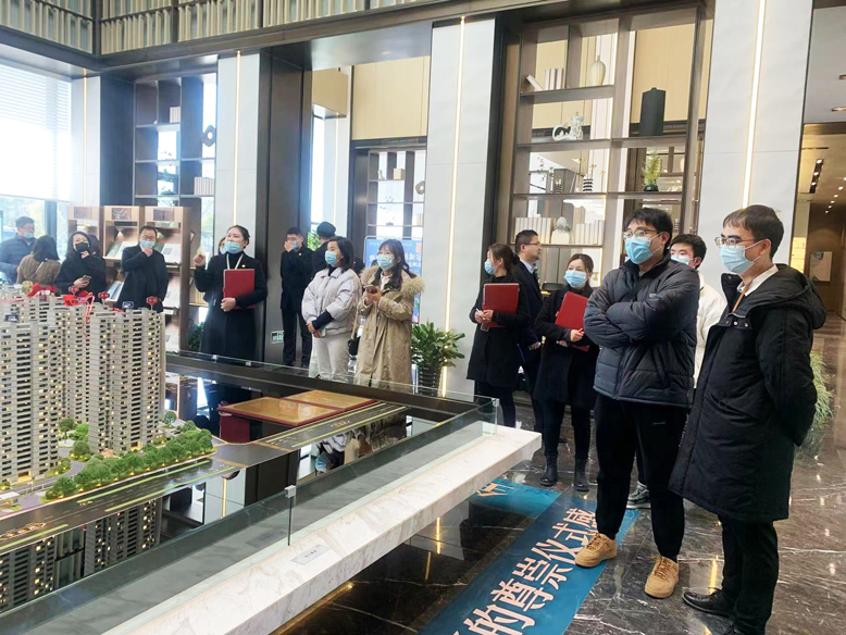 縣沿海工業(yè)園組織新入職的名校優(yōu)生和外地戶籍青年參觀縣房產(chǎn)超市和“桃李院”等樓盤(pán)
