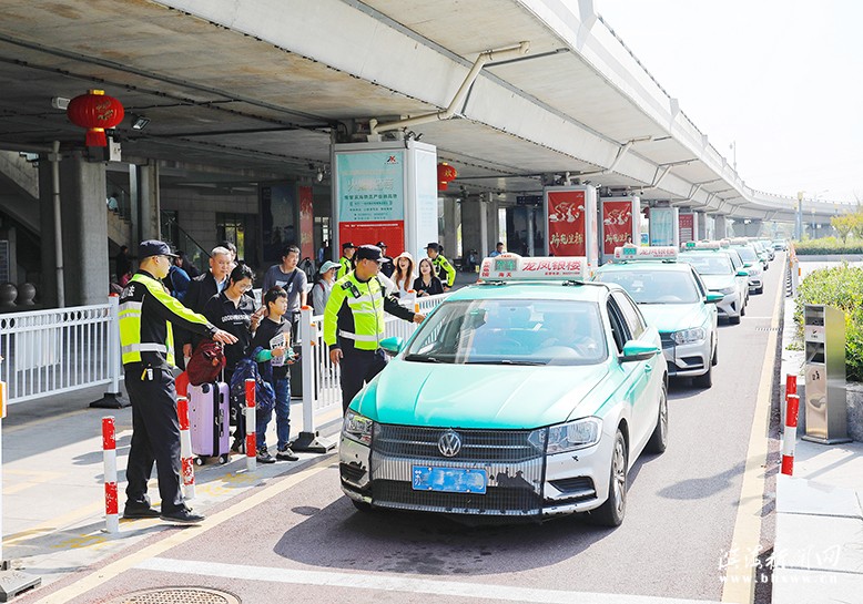 縣交通運輸綜合行政執(zhí)法大隊開展出租車市場經營秩序專項整治行動