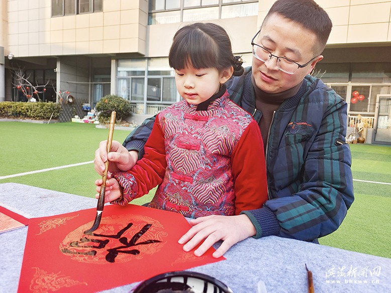 縣機(jī)關(guān)幼兒園舉行“迎新年、福來到”親子活動(dòng)