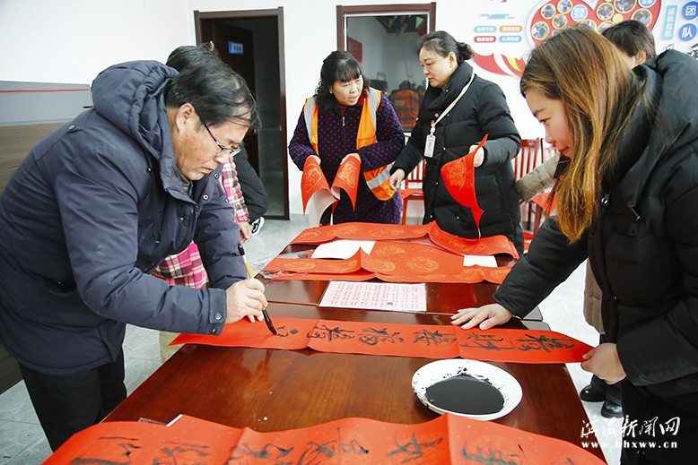 “翰墨飄香迎新春，書寫春聯(lián)送祝?！睍ɑ菝窕顒?dòng)
